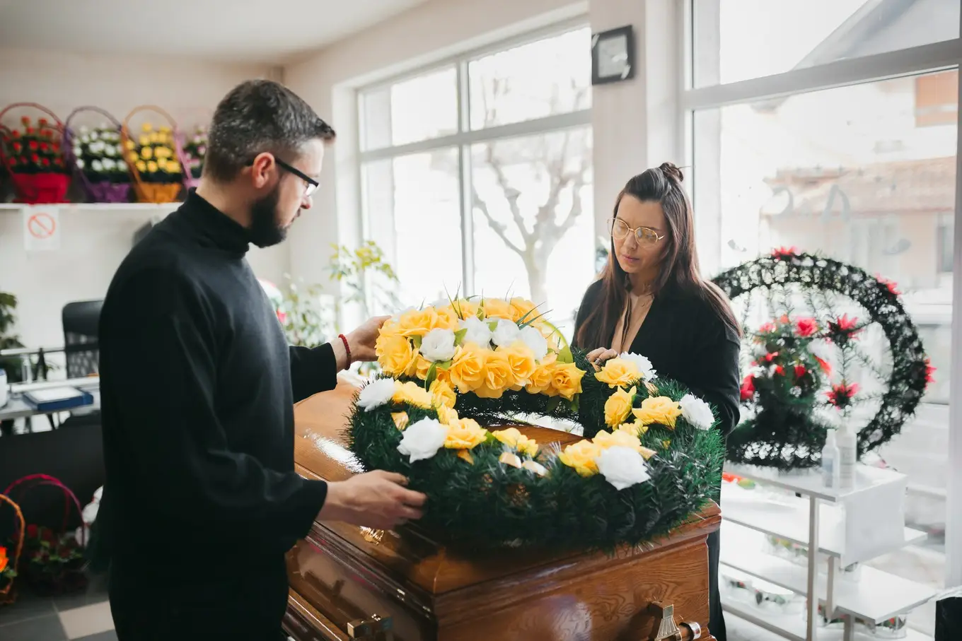 kobieta i mężczyzna w zakładzie pogrzebowym